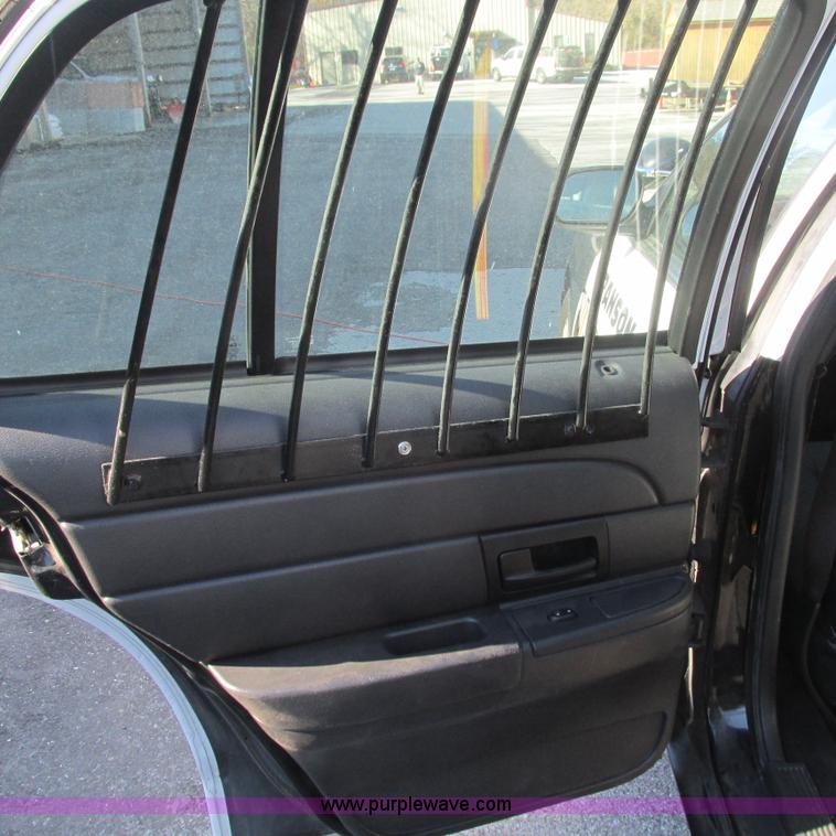 image for item L5320 2007 Ford Crown Victoria Police Interceptor