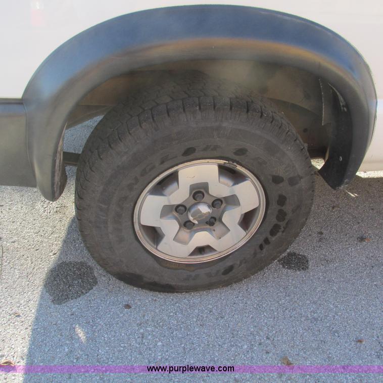 image for item L5323 2002 Chevrolet Blazer LS SUV