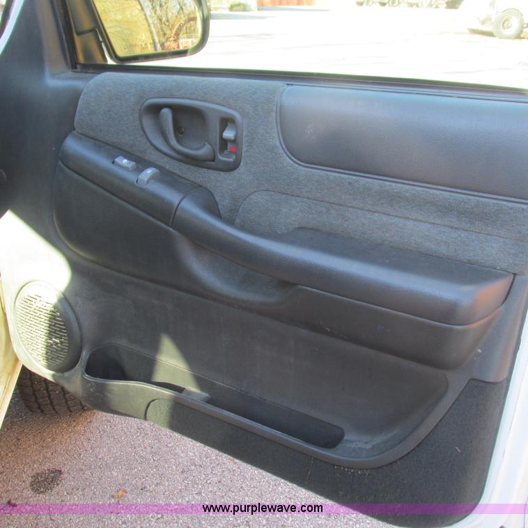 image for item L5323 2002 Chevrolet Blazer LS SUV