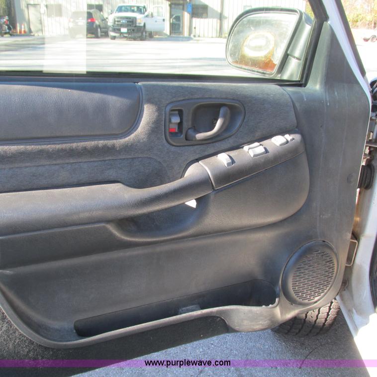 image for item L5323 2002 Chevrolet Blazer LS SUV