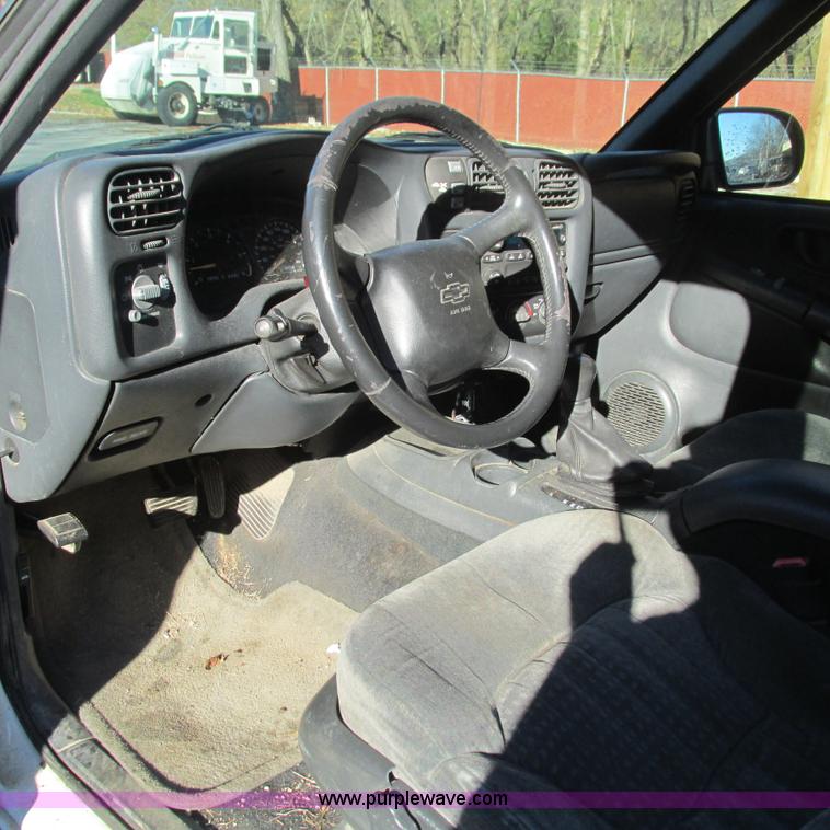 image for item L5323 2002 Chevrolet Blazer LS SUV