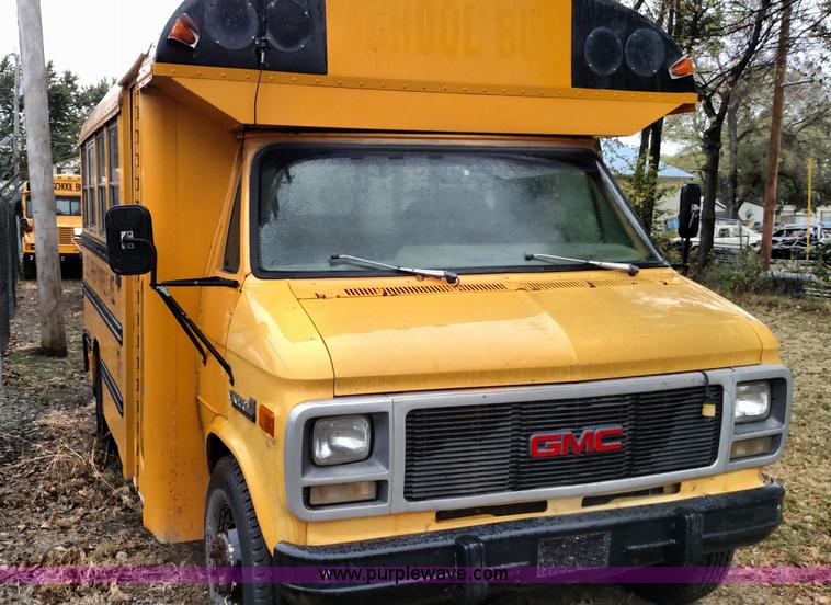 image for item L6001 1993 GMC Vandura G3500 bus