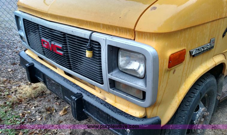 image for item L6001 1993 GMC Vandura G3500 bus