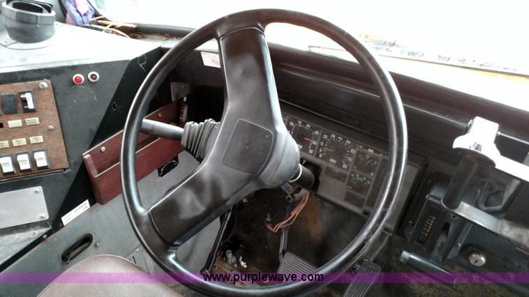 image for item L6003 1992 International 3700 school bus