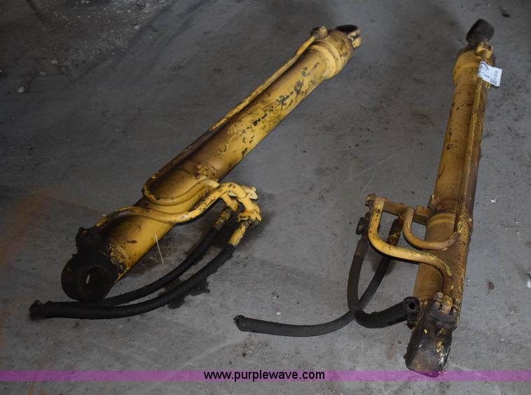 image for item K3256 (2) hydraulic cylinders