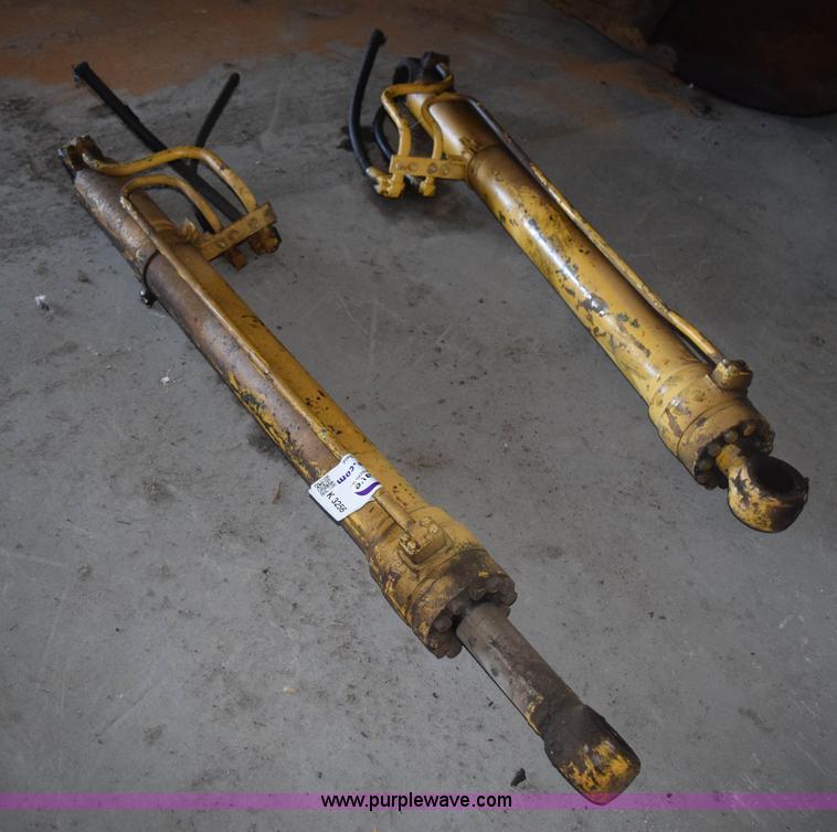 image for item K3256 (2) hydraulic cylinders