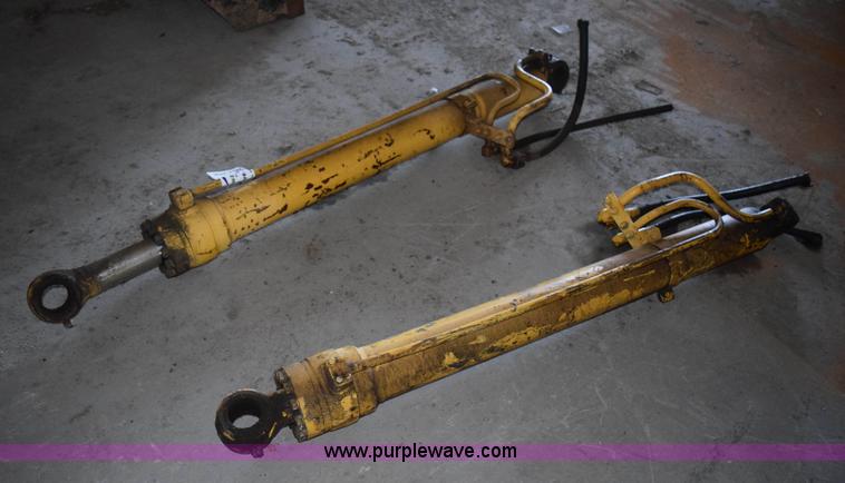 image for item K3256 (2) hydraulic cylinders