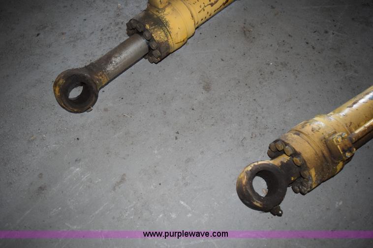image for item K3256 (2) hydraulic cylinders