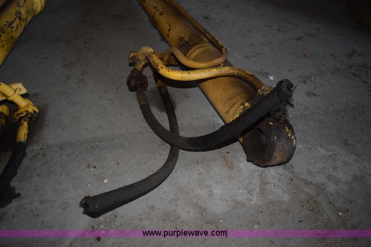 image for item K3256 (2) hydraulic cylinders