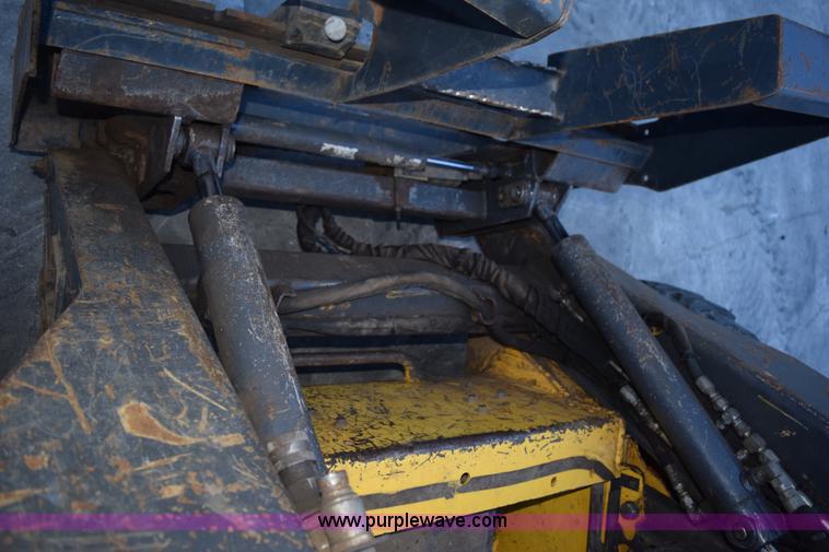 image for item K3374 2004 New Holland LS180 skid steer