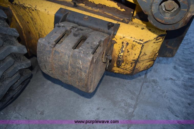 image for item K3374 2004 New Holland LS180 skid steer