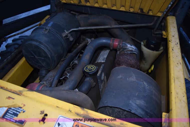 image for item K3374 2004 New Holland LS180 skid steer