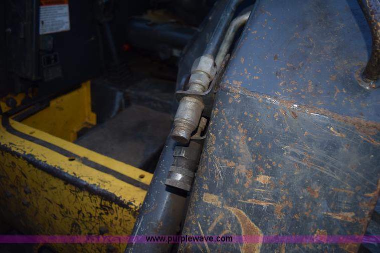 image for item K3374 2004 New Holland LS180 skid steer