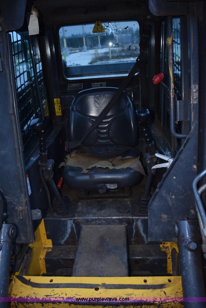 image for item K3374 2004 New Holland LS180 skid steer