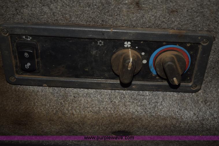 image for item K3374 2004 New Holland LS180 skid steer