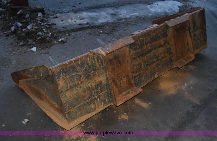 image for item K3374 2004 New Holland LS180 skid steer