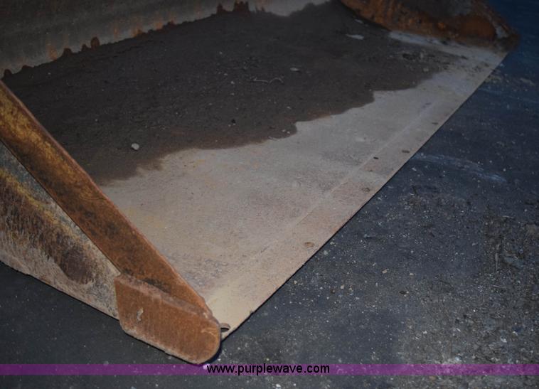 image for item K3374 2004 New Holland LS180 skid steer