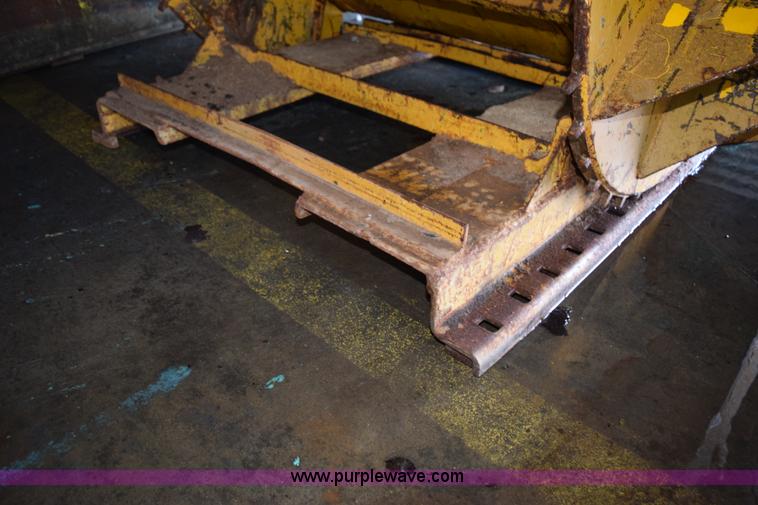 image for item K3468 Assorted self-dumping hoppers and dumpsters