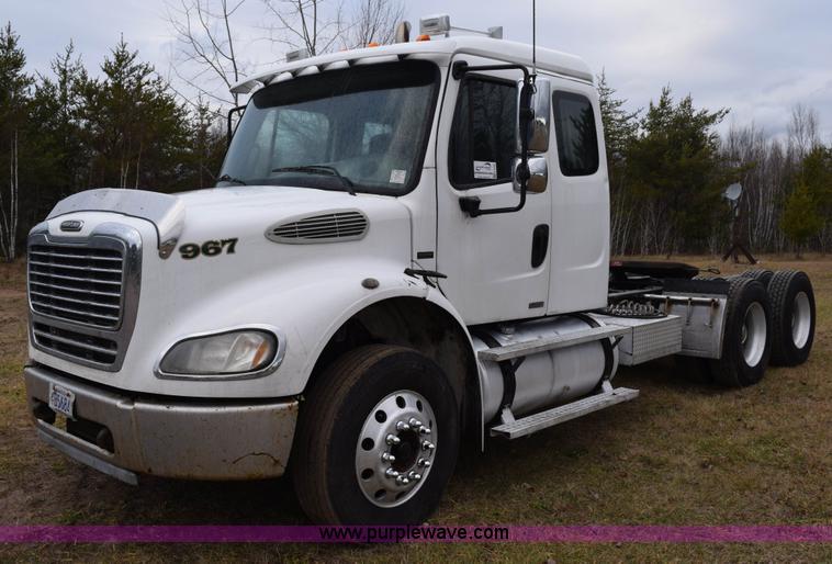 image for item K3480 2005 Freightliner Business Class M2 semi truck