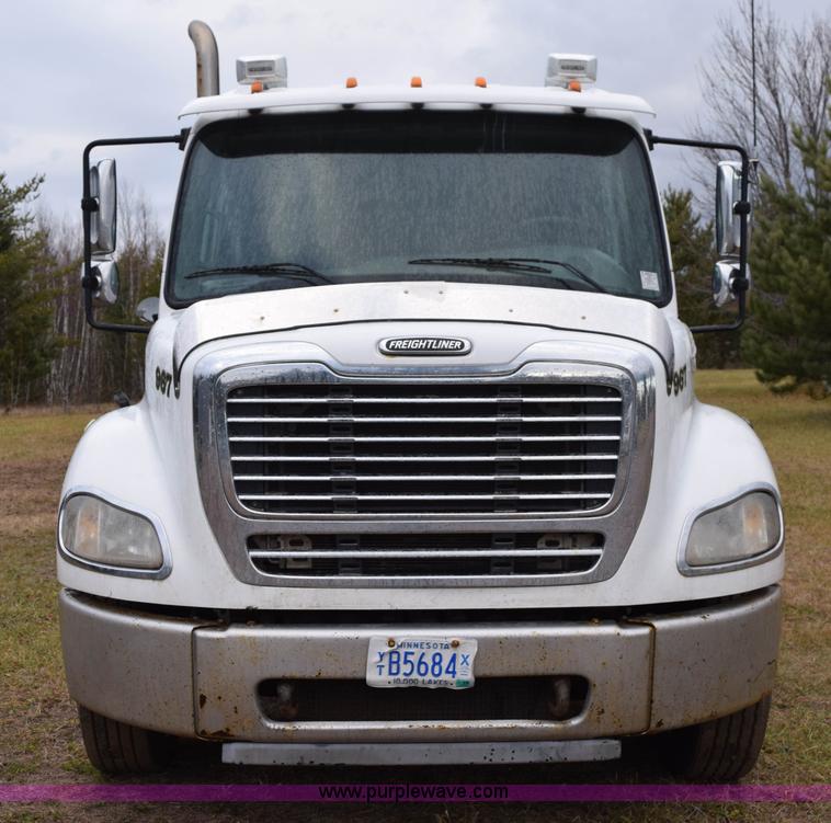 image for item K3480 2005 Freightliner Business Class M2 semi truck