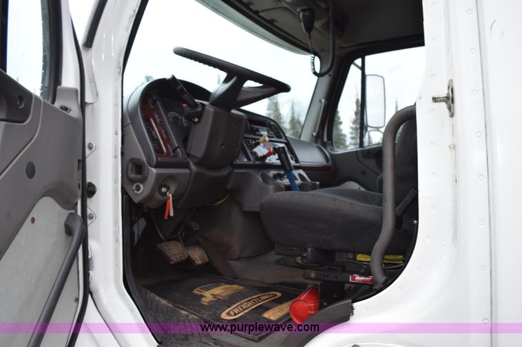 image for item K3480 2005 Freightliner Business Class M2 semi truck
