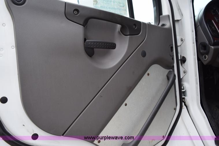 image for item K3480 2005 Freightliner Business Class M2 semi truck