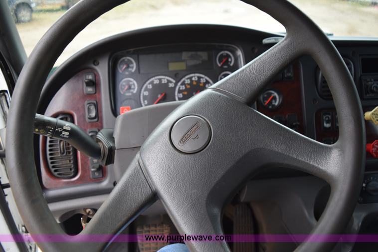 image for item K3480 2005 Freightliner Business Class M2 semi truck