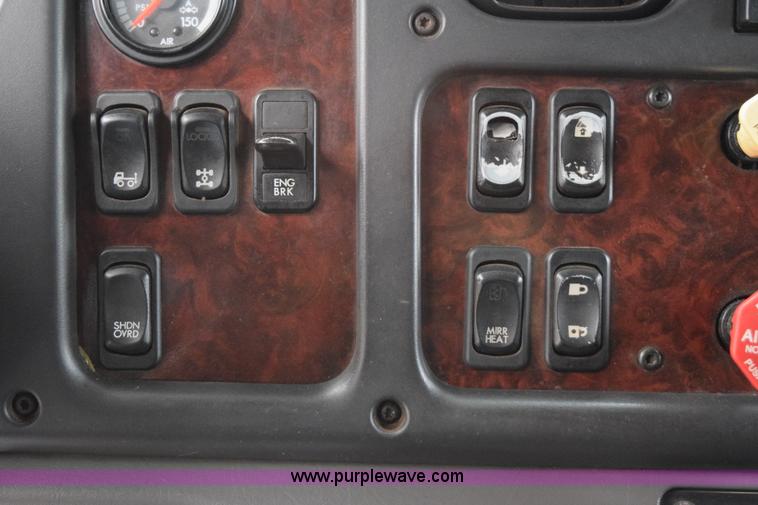 image for item K3480 2005 Freightliner Business Class M2 semi truck