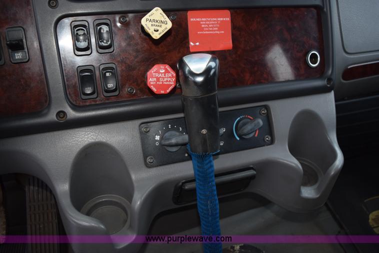 image for item K3480 2005 Freightliner Business Class M2 semi truck