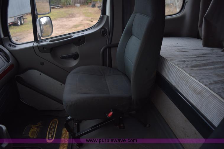 image for item K3480 2005 Freightliner Business Class M2 semi truck