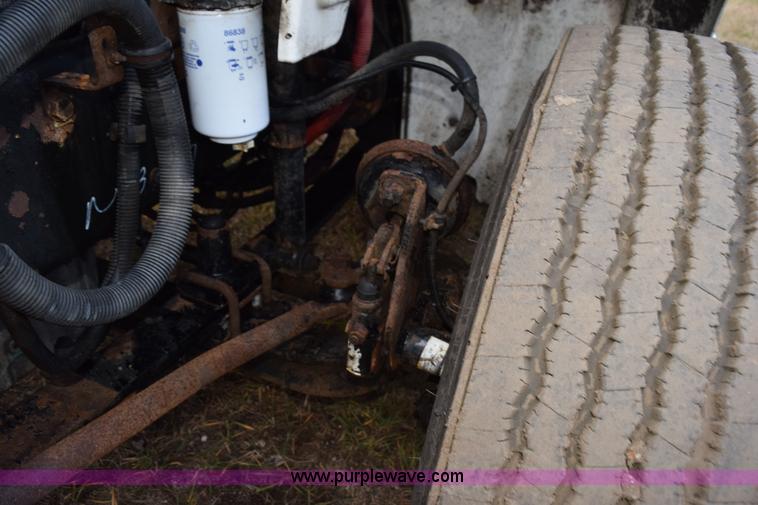 image for item K3480 2005 Freightliner Business Class M2 semi truck