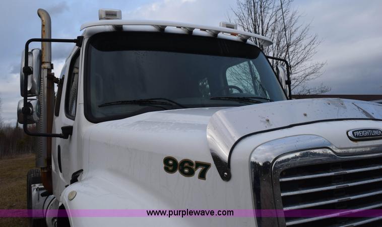 image for item K3480 2005 Freightliner Business Class M2 semi truck