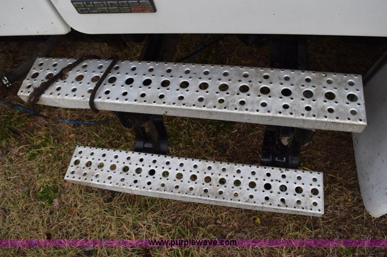 image for item K3480 2005 Freightliner Business Class M2 semi truck