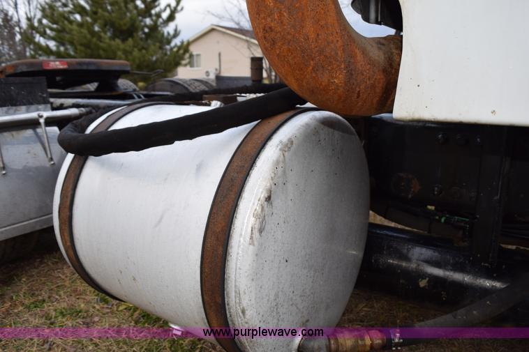 image for item K3480 2005 Freightliner Business Class M2 semi truck