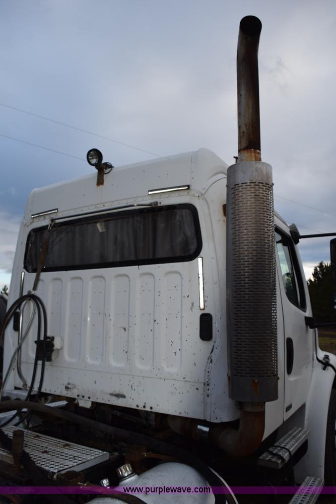 image for item K3480 2005 Freightliner Business Class M2 semi truck