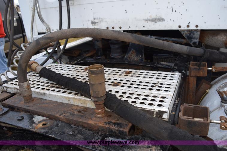 image for item K3480 2005 Freightliner Business Class M2 semi truck