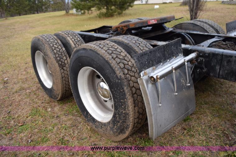 image for item K3480 2005 Freightliner Business Class M2 semi truck