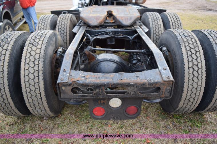 image for item K3480 2005 Freightliner Business Class M2 semi truck