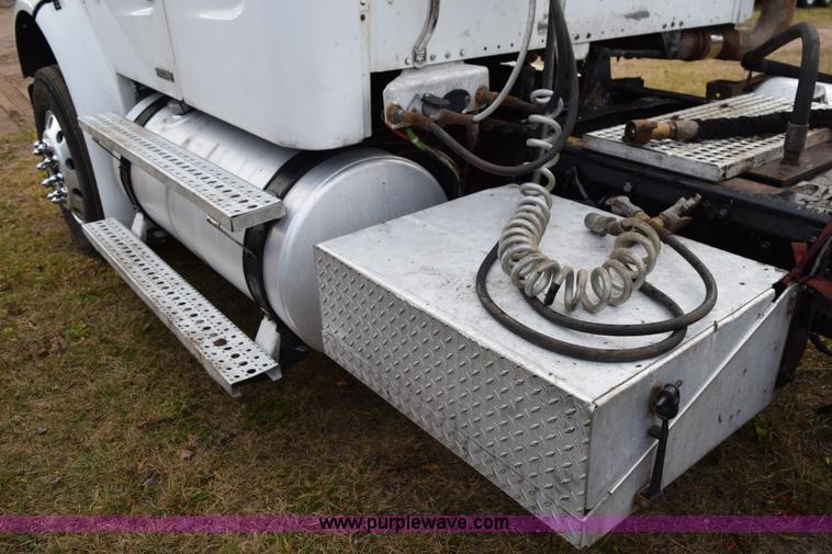 image for item K3480 2005 Freightliner Business Class M2 semi truck