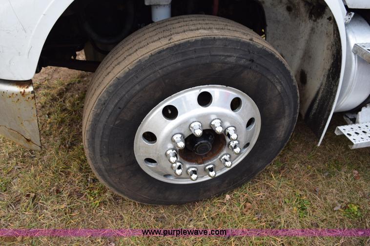 image for item K3480 2005 Freightliner Business Class M2 semi truck