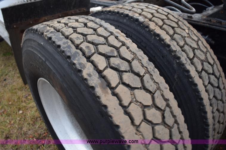 image for item K3480 2005 Freightliner Business Class M2 semi truck