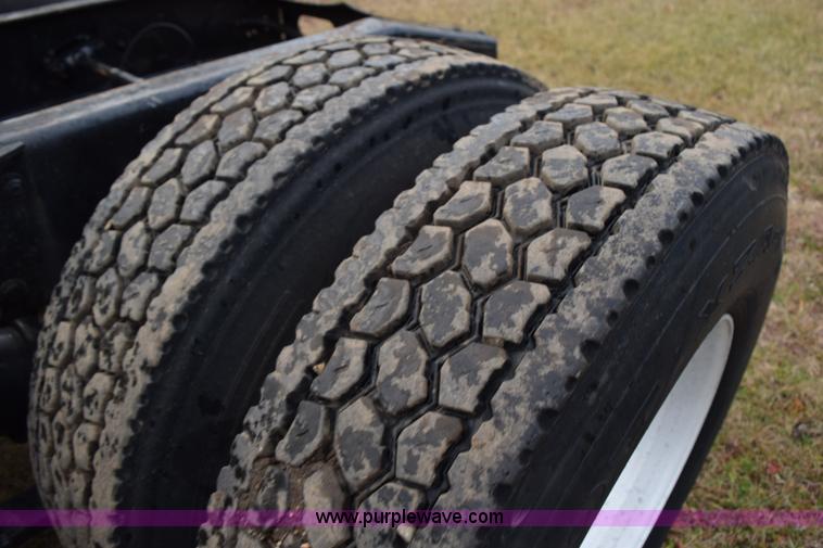 image for item K3480 2005 Freightliner Business Class M2 semi truck