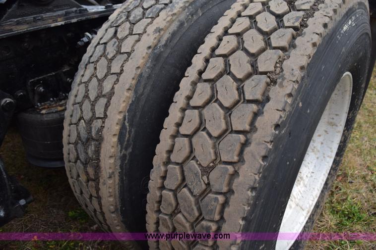 image for item K3480 2005 Freightliner Business Class M2 semi truck