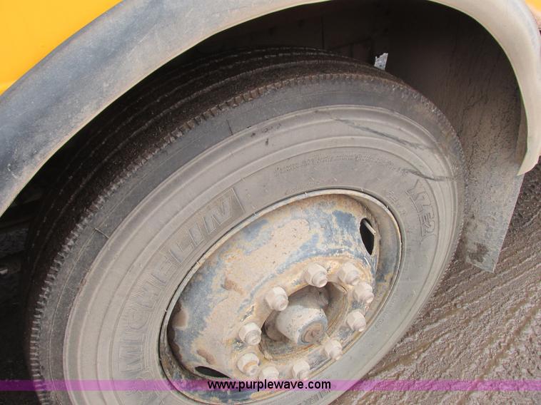 image for item L3873 1996 International SS107MD school bus