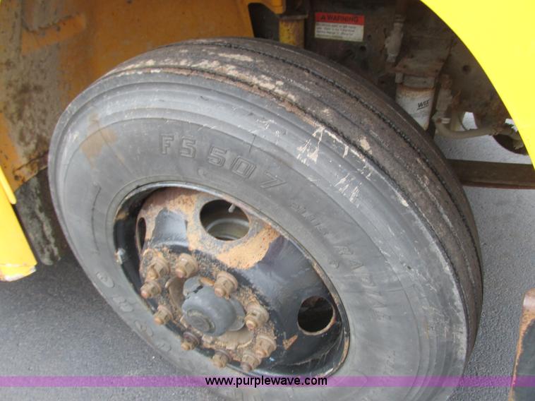 image for item L3880 2005 Freightliner FS65 school bus