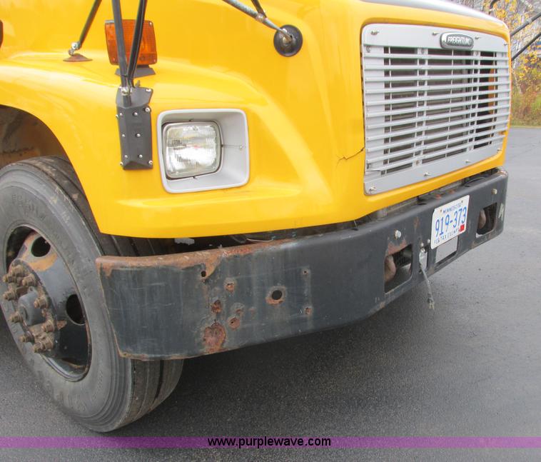 image for item L3880 2005 Freightliner FS65 school bus