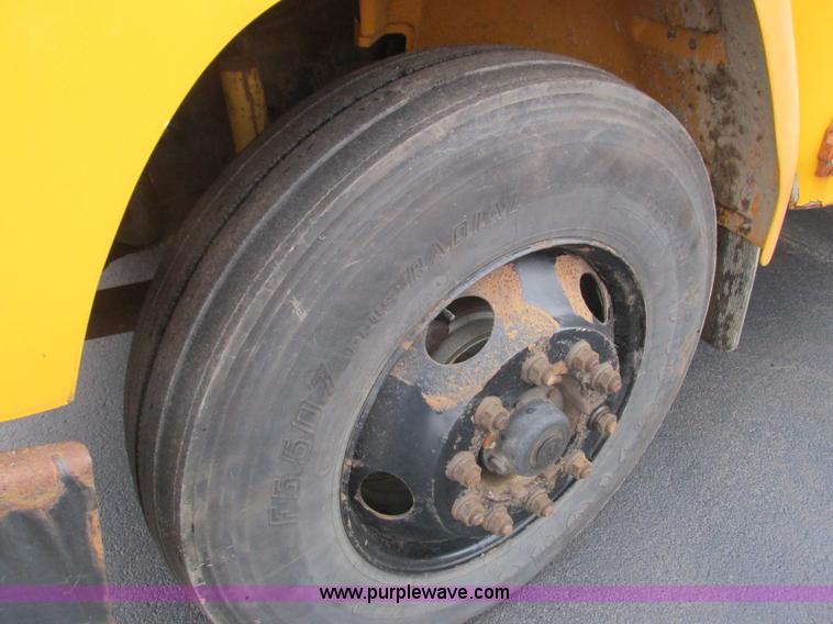 image for item L3880 2005 Freightliner FS65 school bus