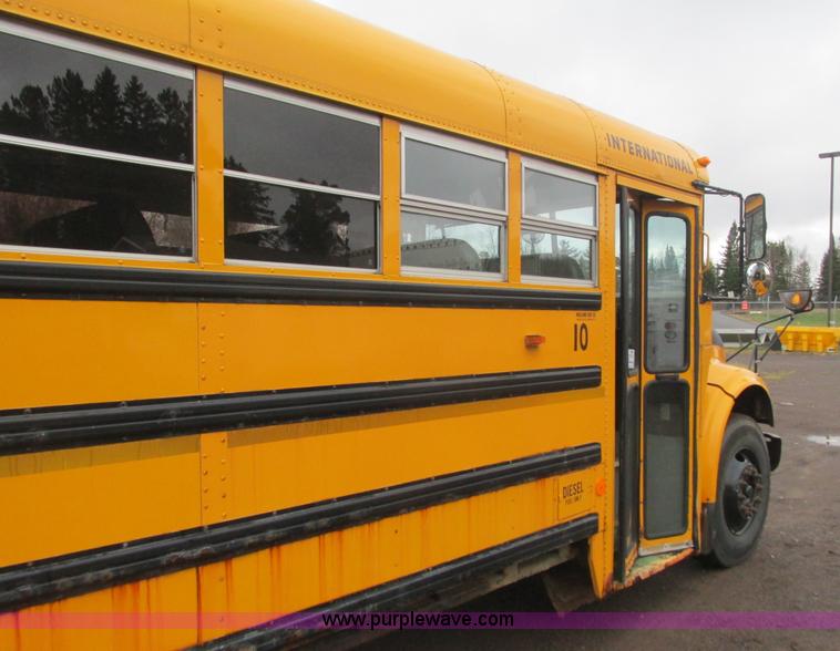 image for item L3885 2001 International school bus