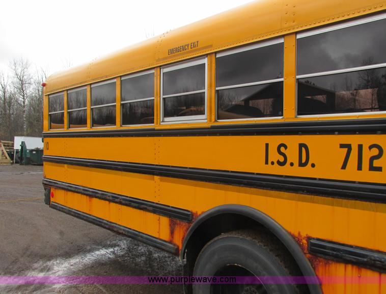 image for item L3885 2001 International school bus