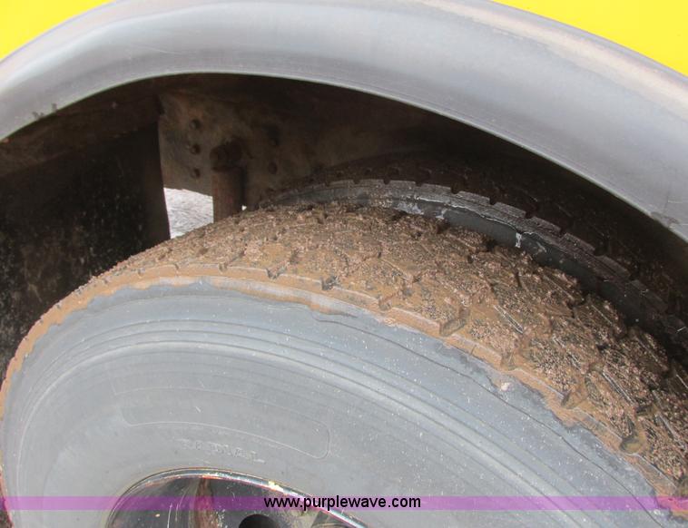 image for item L3885 2001 International school bus